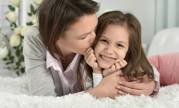 Moeder met dochter thuis — Stockfoto