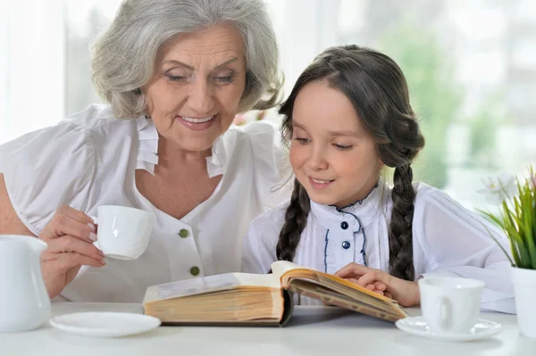 Lilla flickan att göra läxor med farmor — Stockfoto