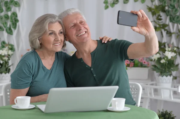 Couple âgé prenant Selfie — Photo