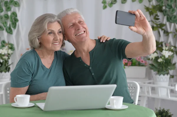 Senior couple taking selfie — Stock Photo, Image