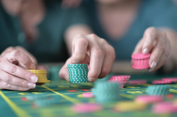 Hænder med casino chips - Stock-foto