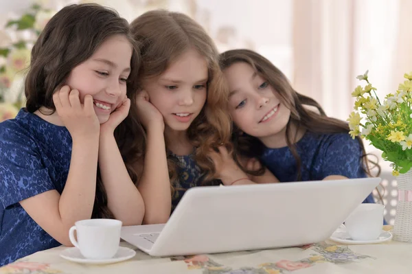 Weinig vriendinnen met behulp van laptop — Stockfoto