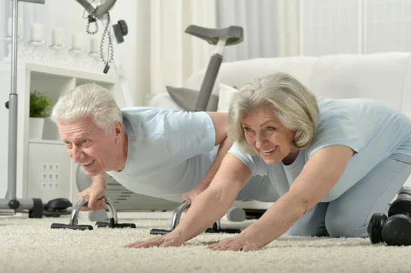 Sportliches Seniorenpaar — Stockfoto