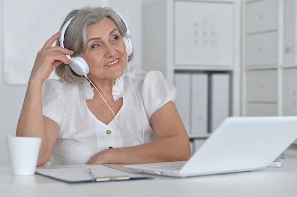 Seniorin mit Kopfhörer — Stockfoto