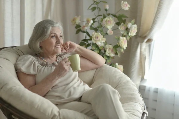 Senior vrouw rusten — Stockfoto