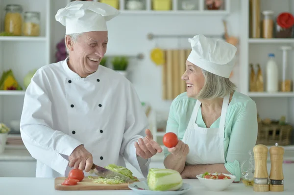 Couple aîné à la cuisine — Photo