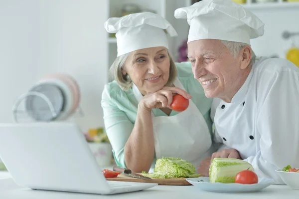 Pareja de ancianos en la cocina — Foto de Stock