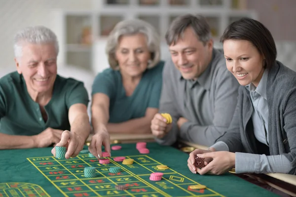 Счастливая семья играет с фишками казино — стоковое фото