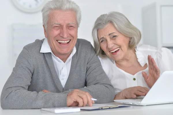 Pareja mayor con portátil — Foto de Stock