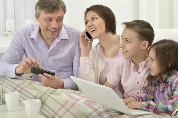 Família feliz com laptop — Fotografia de Stock