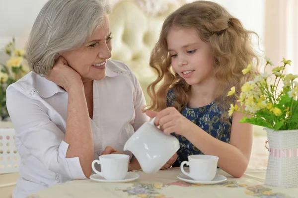 Nonna con bambina che beve tè — Foto Stock