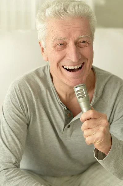 Senior férfi énekel — Stock Fotó