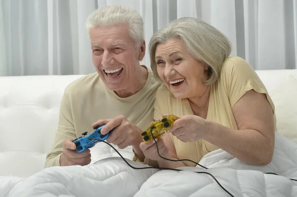 Senior paar afspelen van video game — Stockfoto