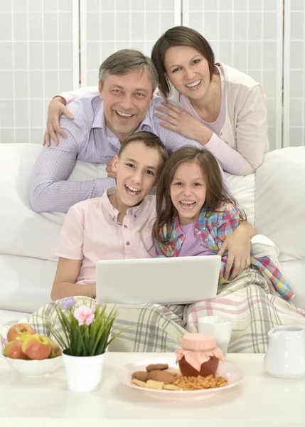 Ευτυχισμένη οικογένεια με φορητό υπολογιστή — Φωτογραφία Αρχείου