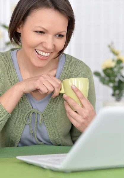 Belle femme avec tasse de thé — Photo