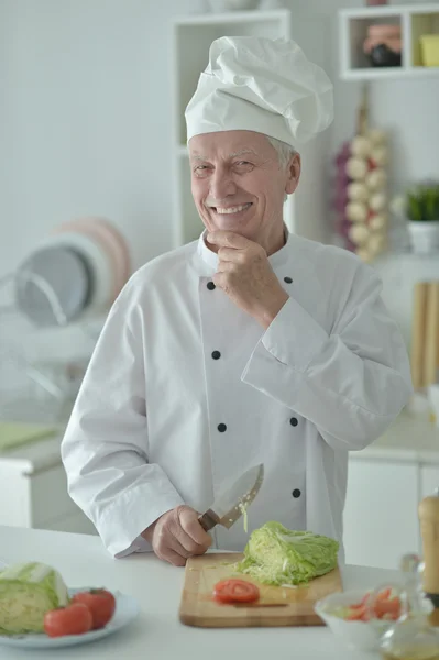 Oudere mannelijke chef-kok — Stockfoto