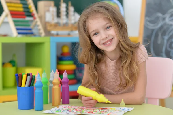 Lilla student tjej på art class — Stockfoto