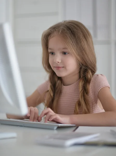 Kleines studentisches Mädchen macht Hausaufgaben — Stockfoto