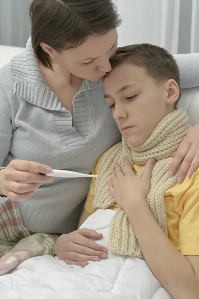 Mor och sjuk son — Stockfoto