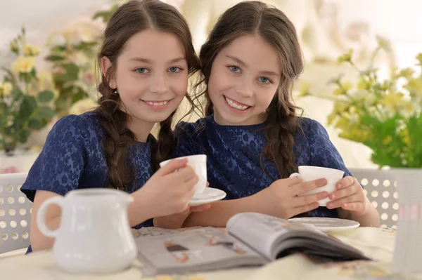 Dwie małe dziewczynki, picie herbaty — Zdjęcie stockowe