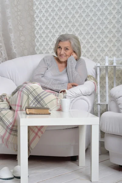 Senior vrouw rusten — Stockfoto