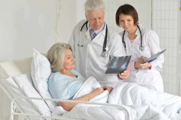 Mujer mayor en el hospital — Foto de Stock