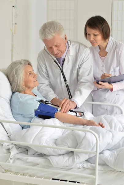 Seniorin im Krankenhaus — Stockfoto