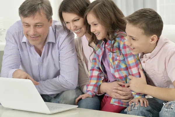 Gelukkig gezin met laptop — Stockfoto