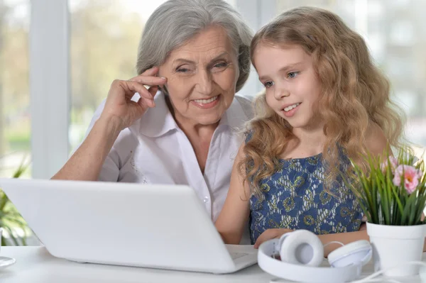 Oude vrouw en een klein meisje — Stockfoto