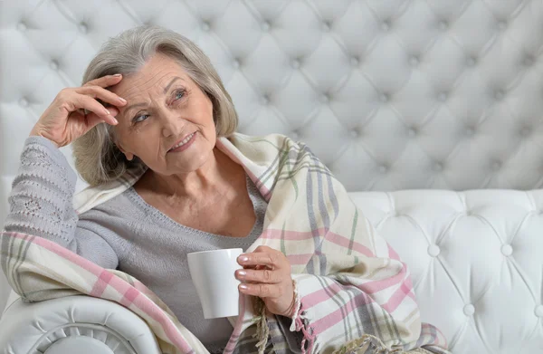 Starší žena odpočívá — Stock fotografie