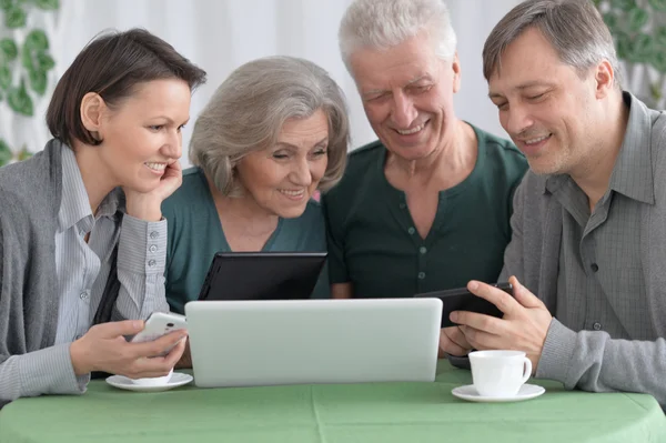 Família feliz usando laptop — Fotografia de Stock