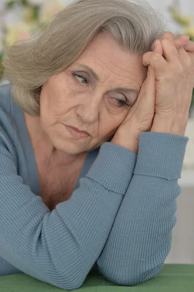 Melancholie senior vrouw — Stockfoto