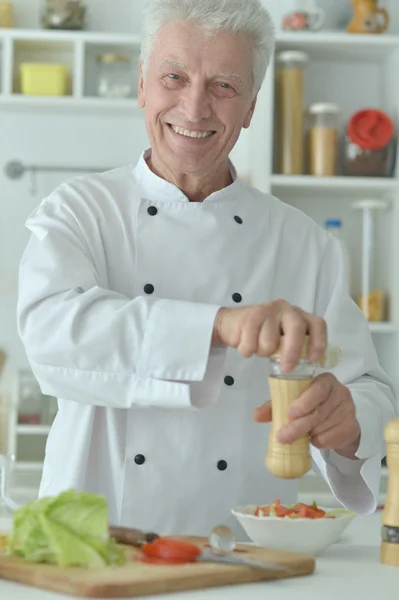 Oudere mannelijke chef-kok — Stockfoto