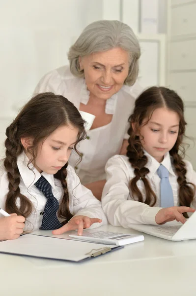 Flickor att göra läxor med farmor — Stockfoto