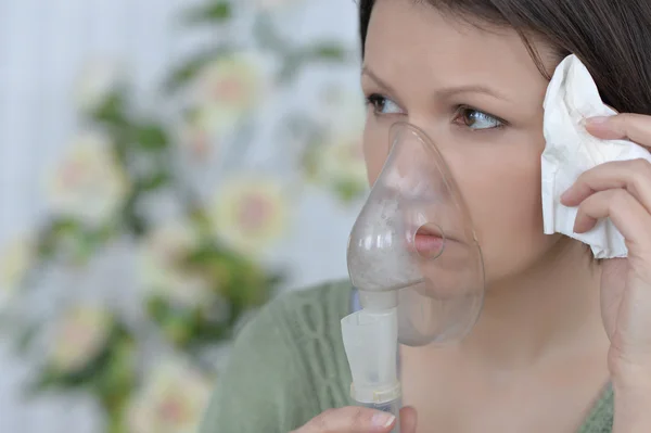 Sjuk brunett kvinna med inhalator — Stockfoto