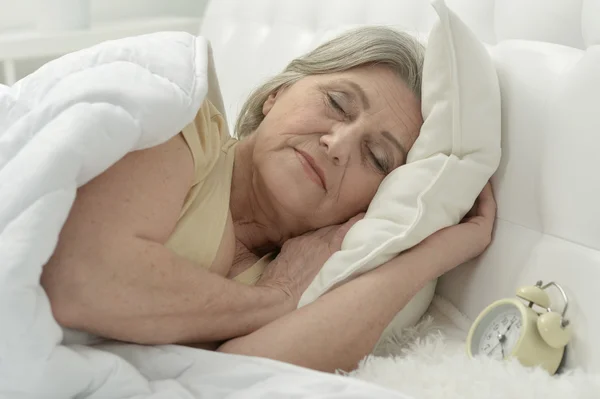 Seniorin im Bett — Stockfoto