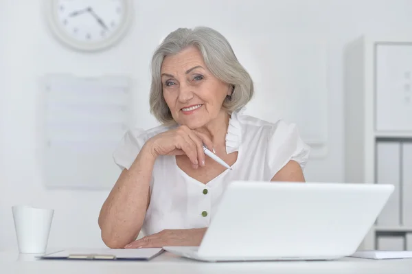 有手提电脑的老年妇女 — 图库照片
