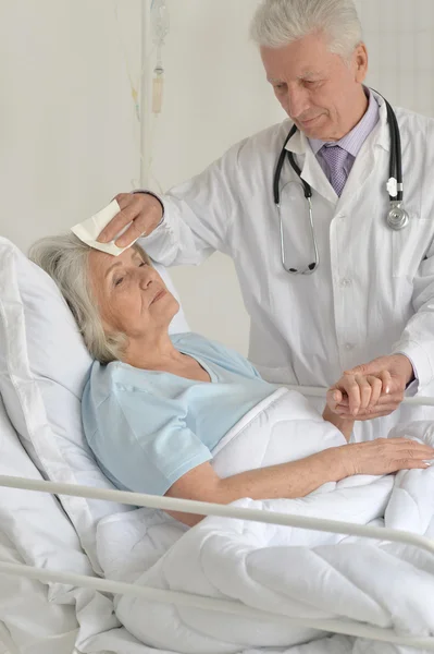 Seniorin im Krankenhaus — Stockfoto