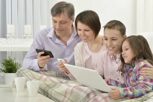 Família feliz com laptop — Fotografia de Stock