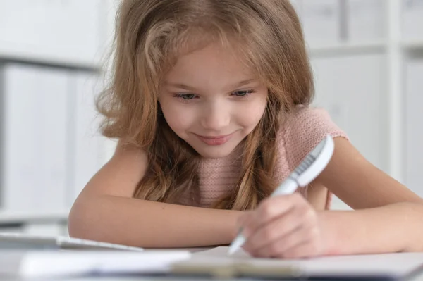 Liten student tjej att göra läxor — Stockfoto