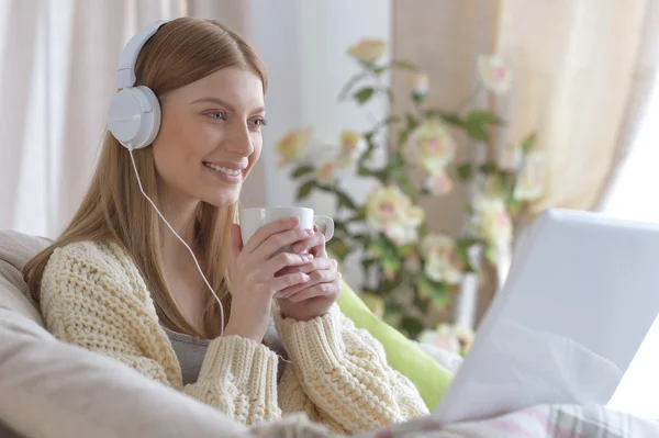 Jeune belle femme dans casque — Photo