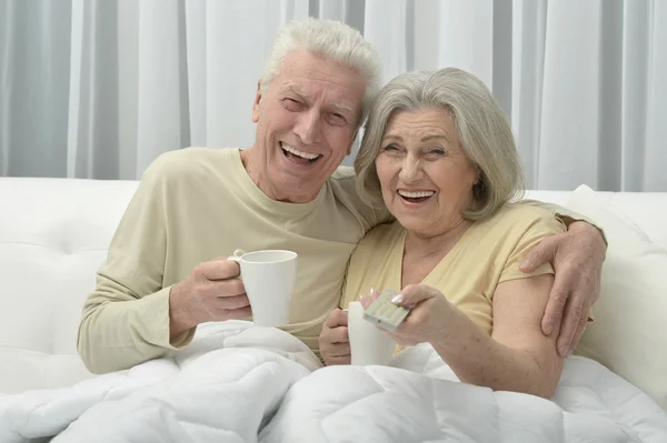 Casal de idosos na cama — Fotografia de Stock