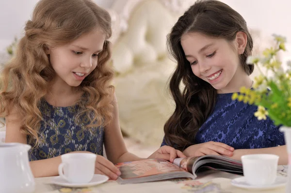 Две маленькие девочки пьют чай — стоковое фото