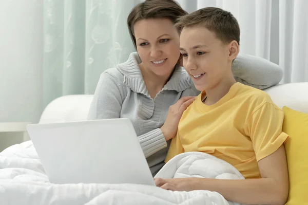 Mãe e filho usando laptop — Fotografia de Stock