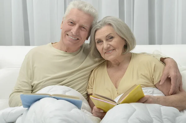 Pareja mayor en la cama — Foto de Stock