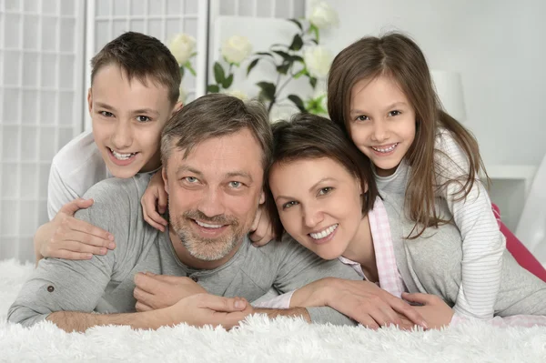 Pais felizes com filhos — Fotografia de Stock