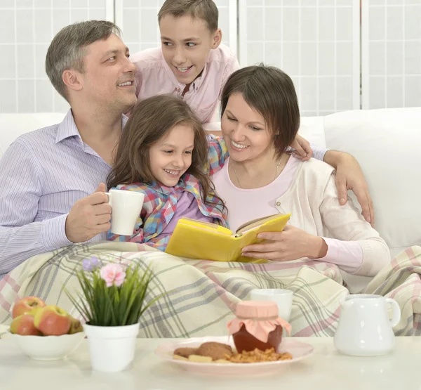 Familia feliz en la habitación — Foto de Stock