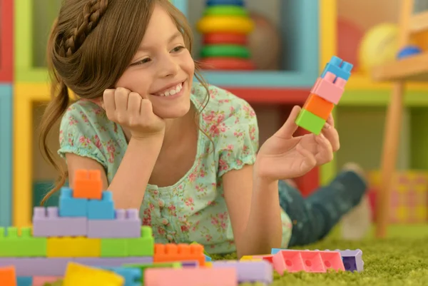 Klein meisje spelen met speelgoed — Stockfoto