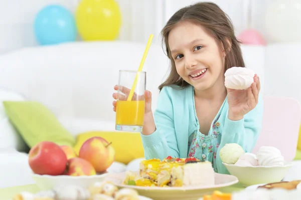 Meisje met voedsel op keuken — Stockfoto