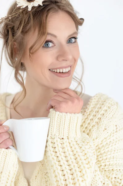 Beautiful woman  drinking tea — Stock Photo, Image